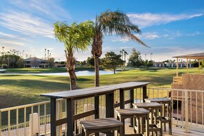 Property grounds - Sunset Oasis: 4 Bed Retreat w/ Pool Heating Included! Stunning Golf Course Views (Glendale)