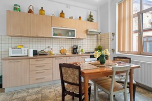 Fridge, microwave, oven, stovetop