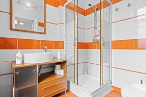 Dusj, hårføner, håndklær og såpe