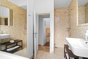 Dusj, hårføner, håndklær og såpe