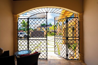 Elegant apartment with WiFi in safe , private area in Mandeville