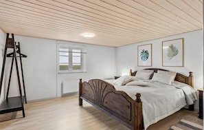 2 bedrooms, iron/ironing board, free WiFi