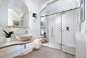 Douche, sèche-cheveux, serviettes fournies