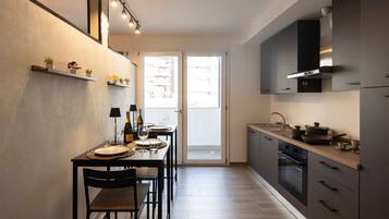 Appartamento Luxury, 1 camera da letto, non fumatori, vista cortile | Cucina privata | Frigorifero con congelatore, microonde, forno, piano cottura