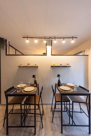 Apartamento superluxo, 1 quarto, para não fumantes, vista para o pátio | Cozinha privada | Geladeira grande, micro-ondas, fogão, cooktop