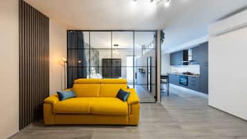 Luxury-Apartment, 1 Schlafzimmer, Nichtraucher, Blick auf den Innenhof | Wohnbereich