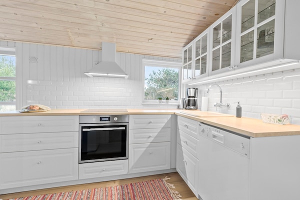 Een koelkast, een kookplaat, een vaatwasser