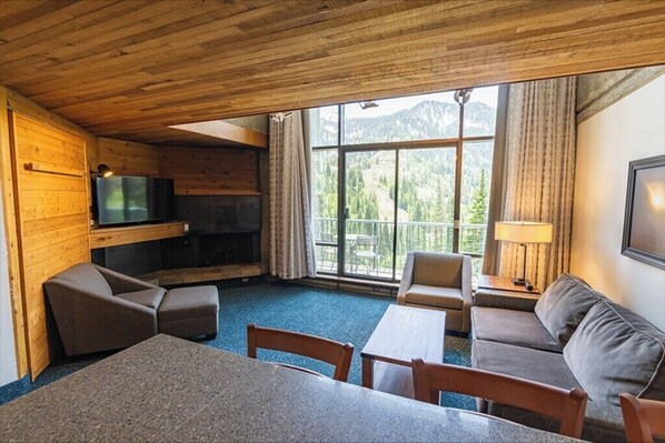 Living area - Iron Blosam Apartments (Sandy)