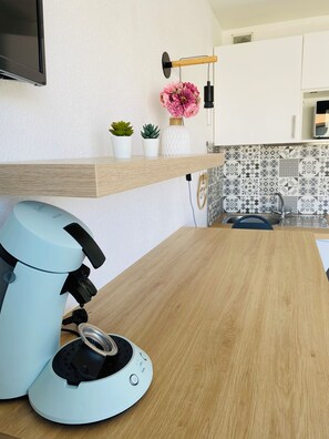 Réfrigérateur, micro-ondes, plaque de cuisson, cafetière/bouilloire