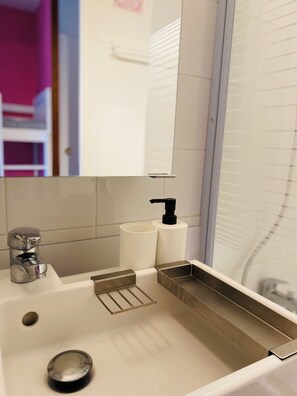 Sèche-cheveux, savon, papier toilette