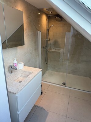 Habitación familiar | Baño | Secadora de cabello, toallas, jabón, shampoo 