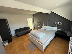 Family Room | Free WiFi, bed sheets - The Beautiful White House (Kortenberg)