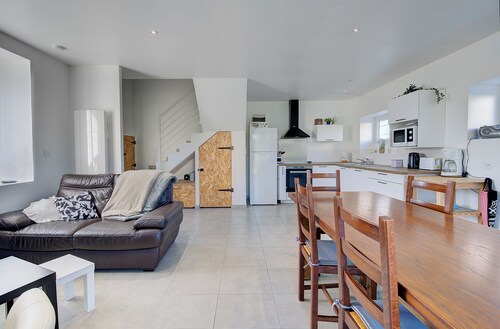 Spacious house - sleeps 6 - ideal location - close to freeway