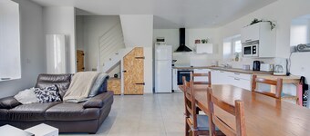 Spacious house - sleeps 6 - ideal location - close to freeway