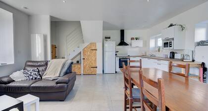 Spacious house - sleeps 6 - ideal location - close to freeway