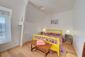 3 habitaciones, tabla de planchar con plancha, wifi y ropa de cama