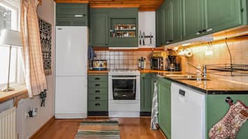 Frigorífic, placa de cuina, rentaplats i cafetera i tetera