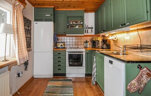 Réfrigérateur, four à micro-ondes, surface de cuisson, lave-vaisselle