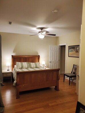 3 bedrooms, desk, iron/ironing board, free WiFi - Large New 3 br 2.5 ba townhouse in historic Albany neighborhood. Free parking.⁹
 (Albany)