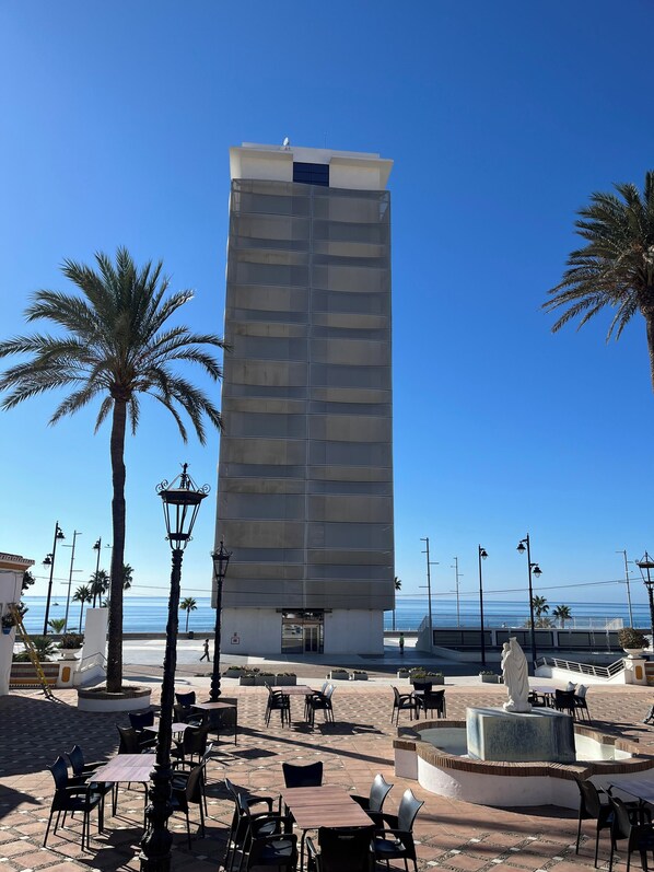 Outdoor dining - Modern Villa, steps to the boardwalk & beach (Estepona)
