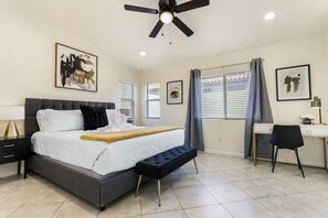 4 chambres, bureau, fer et planche à repasser, lit parapluie