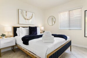 4 Schlafzimmer, Schreibtisch, Bügeleisen/Bügelbrett, Reisekinderbett