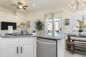 Refrigerador, microondas, horno, placa de cocina