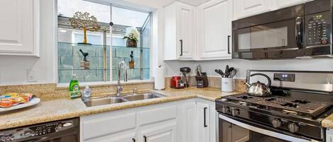 Réfrigérateur, four à micro-ondes, un four, surface de cuisson