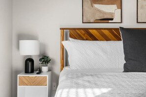 5 dormitorios, escritorio, tabla de planchar con plancha y cuna de viaje