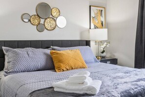 5 sovrum, skrivbord, strykjärn/strykbräda och resesäng