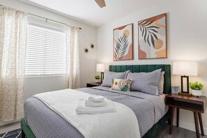 5 Schlafzimmer, Schreibtisch, Bügeleisen/Bügelbrett, Reisekinderbett