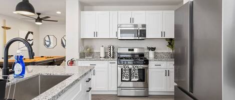 Refrigerador, microondas, horno, placa de cocina
