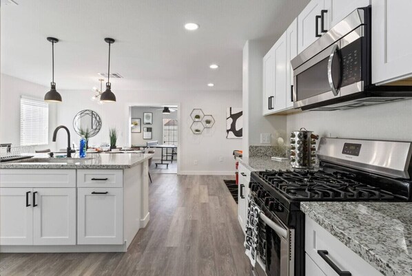 Réfrigérateur, micro-ondes, four, plaque de cuisson