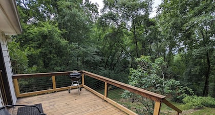 Glenn Falls Cottage with spectacular treetop views and access to the Glen Falls!