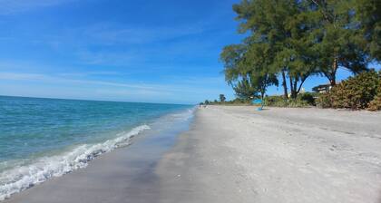 Pool & Beach – Pefect Getaway for Families - Enjoy Shark Teeth Hunting - WiFi
