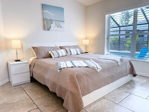 3 soverom, skrivebord, strykejern/-brett og reiseseng for barn