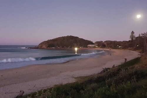 Beach Bunker: Retro Charm steps to Scotts Beach