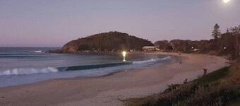 Beach Bunker: Retro Charm steps to Scotts Beach