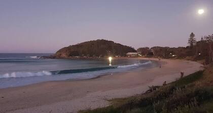 Beach Bunker: Retro Charm steps to Scotts Beach