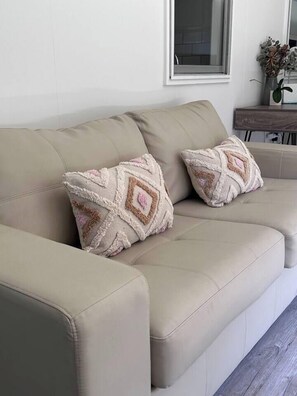 TV - Beach Bunker: Retro Charm steps to Scotts Beach (Scotts Head)