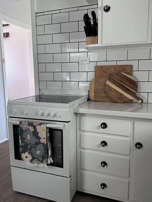 Frigorifero, microonde, forno, piano cottura