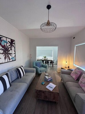 TV - Beach Bunker: Retro Charm steps to Scotts Beach (Scotts Head)