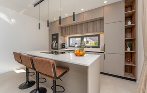 Refrigerador, microondas, horno y lavavajillas 