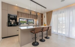 Kjøleskap, ovn, oppvaskmaskin og kaffetrakter/tekoker