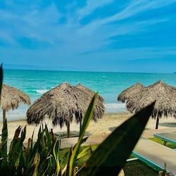 Di pantai, kerusi lepak pantai, payung, tuala pantai