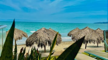 Am Strand, Liegestühle, Sonnenschirme, Strandtücher
