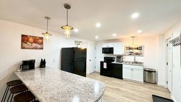 Four, plaque de cuisson, lave-vaisselle, cafetière/bouilloire