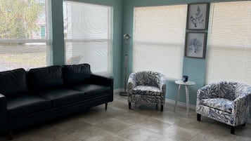 Smart-TV, Tischfußball, Tischtennisplatte