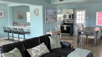 Smart-TV, Tischfußball, Tischtennisplatte