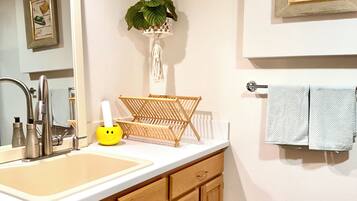 Bruser, hårtørrer, håndklæder, Sæbe